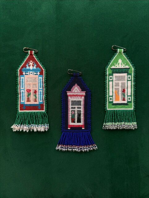 Майстриня з Харкова створила серію прикрас із бісеру з мотивами дерев’яних будиночків Чернігова