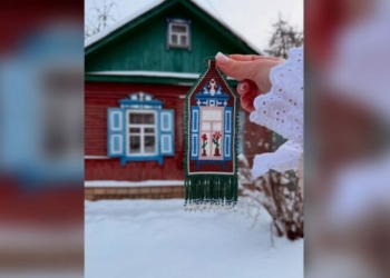 Майстриня з Харкова створила серію прикрас із бісеру з мотивами дерев’яних будиночків Чернігова