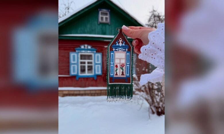 Майстриня з Харкова створила серію прикрас із бісеру з мотивами дерев’яних будиночків Чернігова