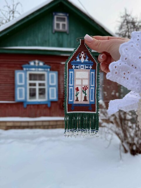 Майстриня з Харкова створила унікальні прикраси, присвячені чернігівським дерев’яним будинкам