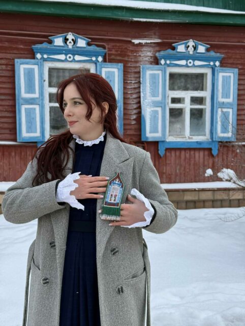 Майстриня з Харкова створила унікальні прикраси, присвячені чернігівським дерев’яним будинкам