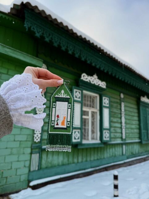 Майстриня з Харкова створила унікальні прикраси, присвячені чернігівським дерев’яним будинкам