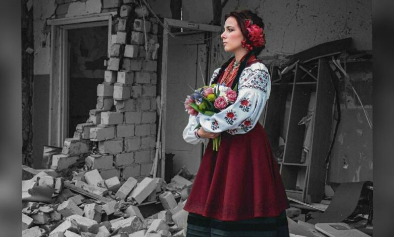 Майстриня з Харкова створила унікальні прикраси, присвячені чернігівським дерев’яним будинкам