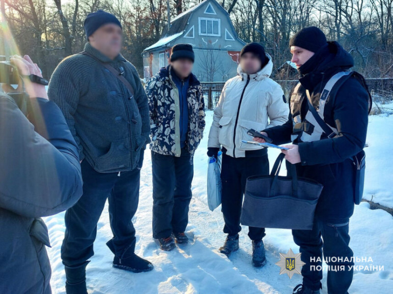 Масова бійка на Чернігівщині: конфлікт біля ресторану переріс у розбірки із погрозами зброєю (Фото)