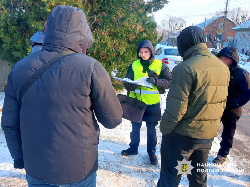Масова бійка на Чернігівщині: конфлікт біля ресторану переріс у розбірки із погрозами зброєю (Фото)
