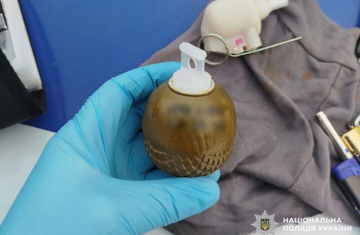 На Чернігівщині чоловік ходив по місту з бойовою гранатою