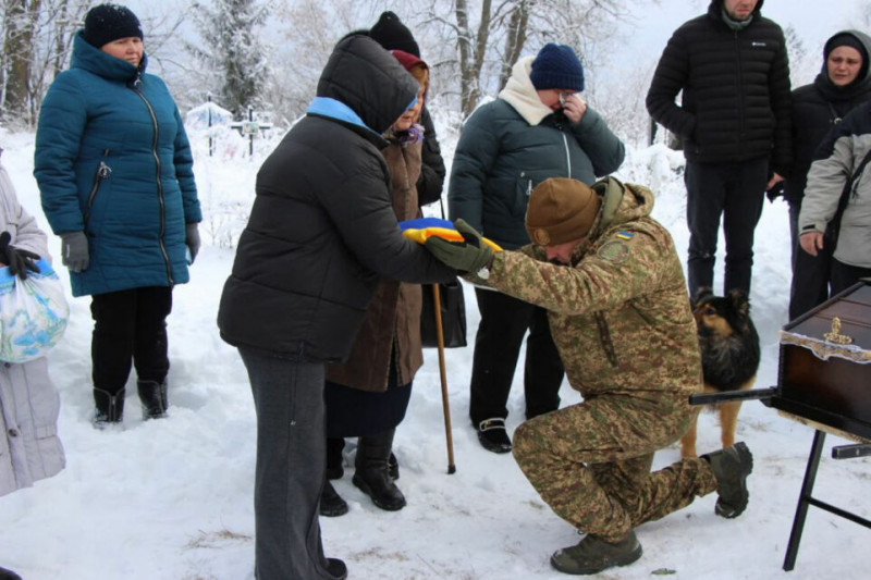 На Чернігівщині прощалися із солдатом, який помер від отриманих на фронті поранень