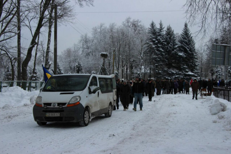 На Чернігівщині прощалися із солдатом, який помер від отриманих на фронті поранень