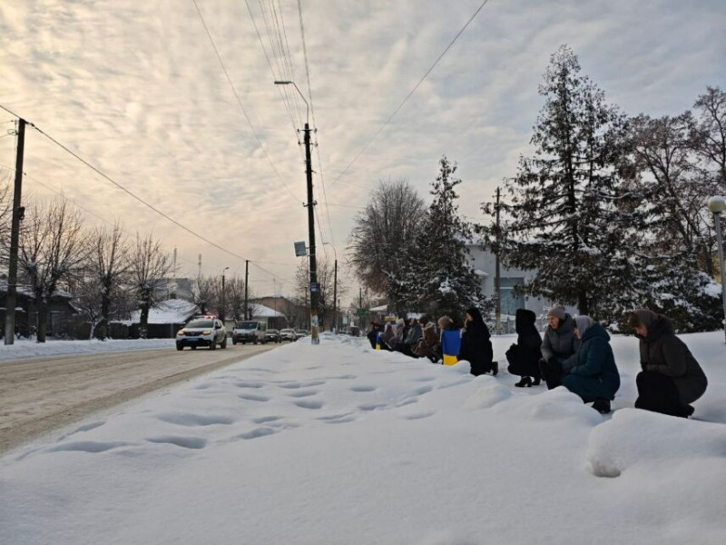 На Чернігівщині прощалися із солдатом, який помер від отриманих на фронті поранень