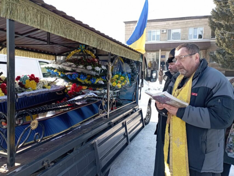 На Чернігівщині провели в останню путь воїна, серце якого зупинилося через хворобу