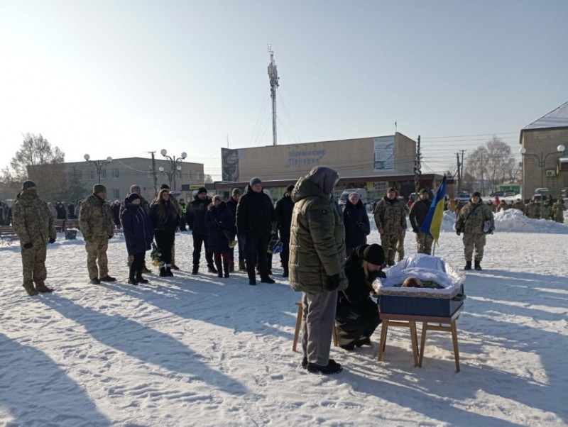 На Чернігівщині провели в останню путь воїна, серце якого зупинилося через хворобу