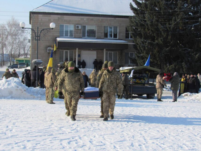 На Чернігівщині провели в останню путь воїна, серце якого зупинилося через хворобу