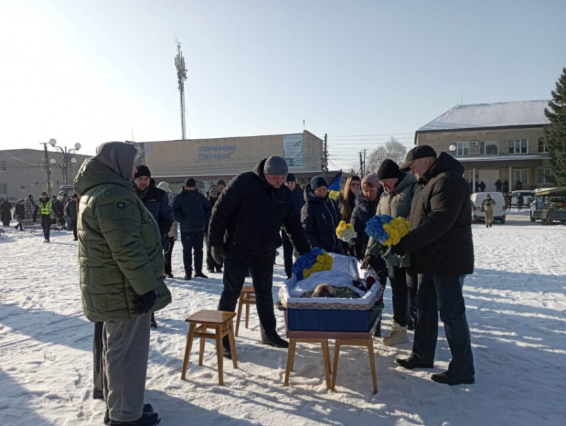 На Чернігівщині провели в останню путь воїна, серце якого зупинилося через хворобу