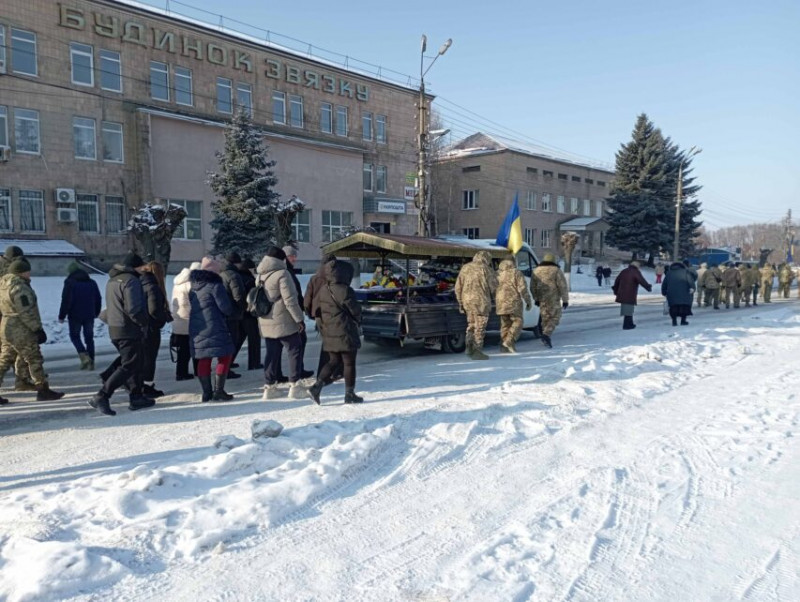 На Чернігівщині провели в останню путь воїна, серце якого зупинилося через хворобу