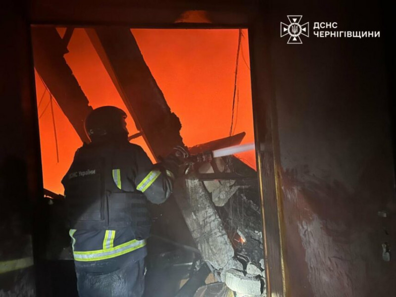 На Чернігівщині сталася масштабна пожежа після російської атаки (Фото, Відео)