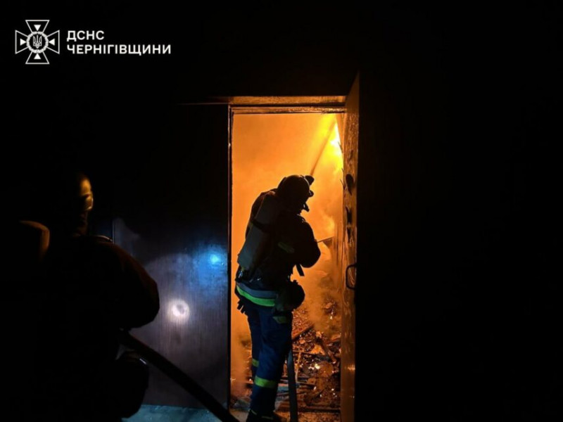 На Чернігівщині сталася масштабна пожежа після російської атаки (Фото, Відео)