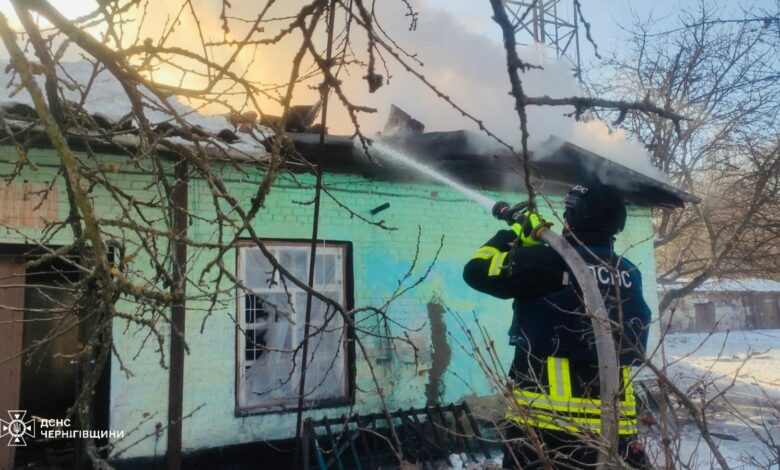 Надзвичайники показали наслідки атаки на заклад освіти у Сновську (Фото)