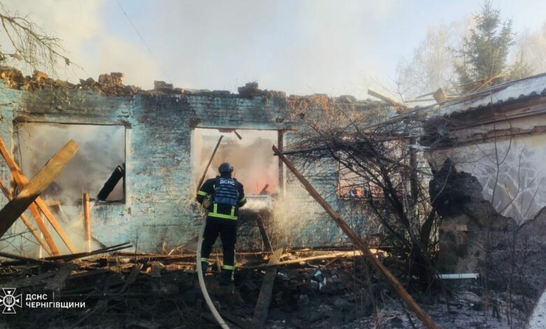 Надзвичайники показали наслідки атаки на заклад освіти у Сновську (Фото)