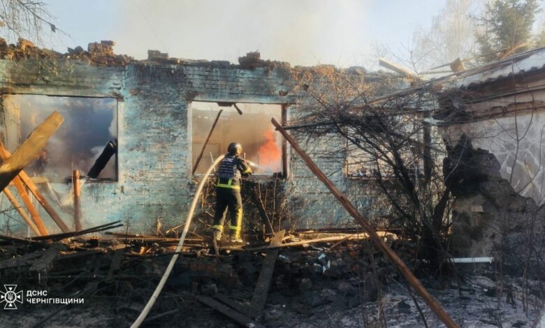 Надзвичайники показали наслідки атаки на заклад освіти у Сновську (Фото)