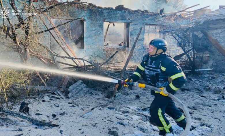 Надзвичайники показали наслідки атаки на заклад освіти у Сновську (Фото)