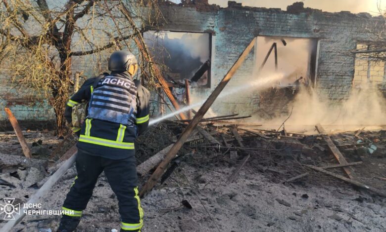 Надзвичайники показали наслідки атаки на заклад освіти у Сновську (Фото)