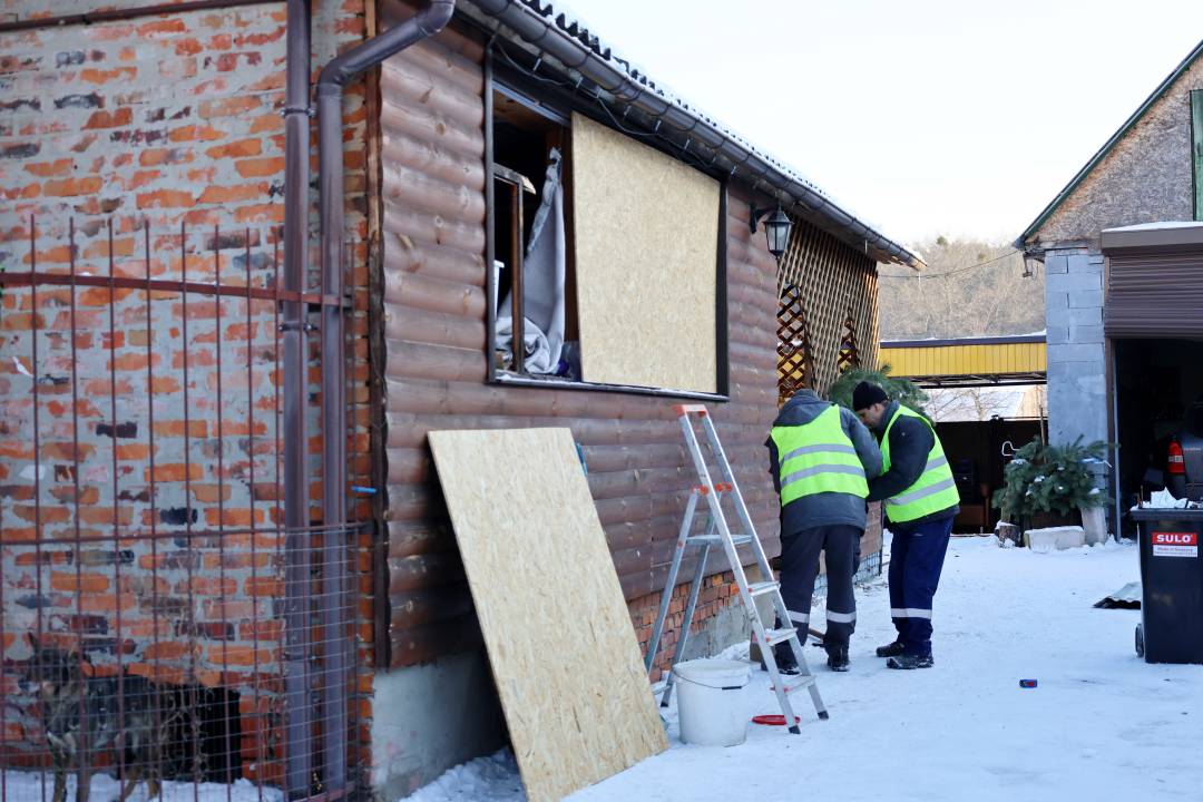 Наслідки нічного комбінованого удару по Чернігову: постраждалих немає, триває ліквідація пошкоджень