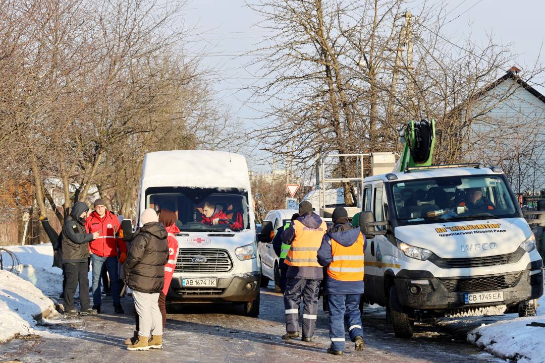 Наслідки нічного комбінованого удару по Чернігову: постраждалих немає, триває ліквідація пошкоджень