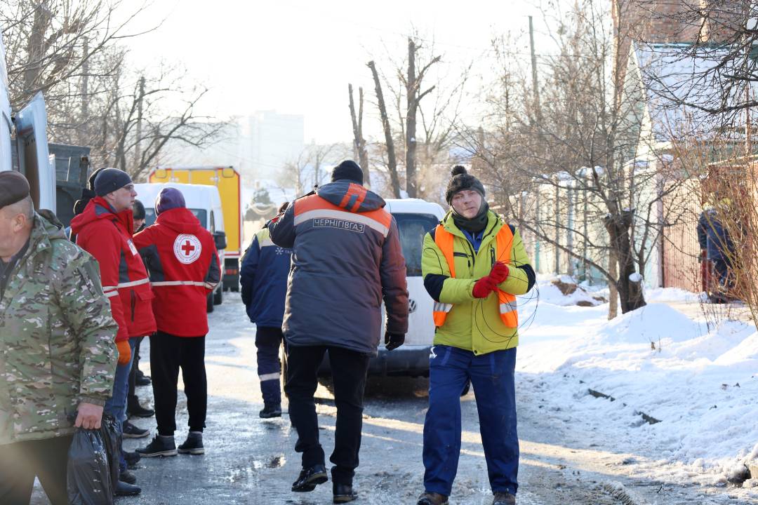 Наслідки нічного комбінованого удару по Чернігову: постраждалих немає, триває ліквідація пошкоджень