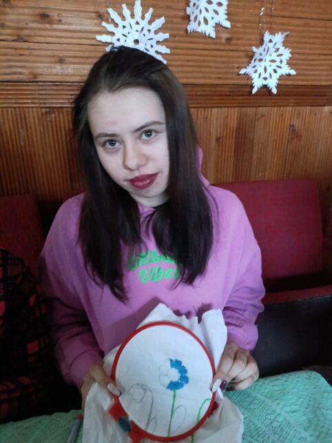 Перші хрестики: в селі на Чернігівщині дітей почали навчати вишиванню (Фото)