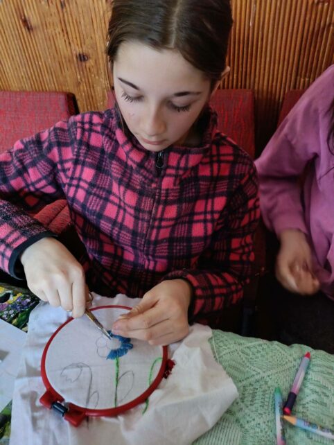 Перші хрестики: в селі на Чернігівщині дітей почали навчати вишиванню (Фото)