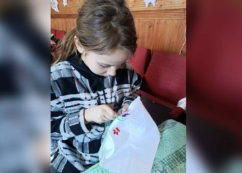 Перші хрестики: в селі на Чернігівщині дітей почали навчати вишиванню (Фото) Перші хрестики: в селі на Чернігівщині дітей почали навчати вишиванню (Фото)