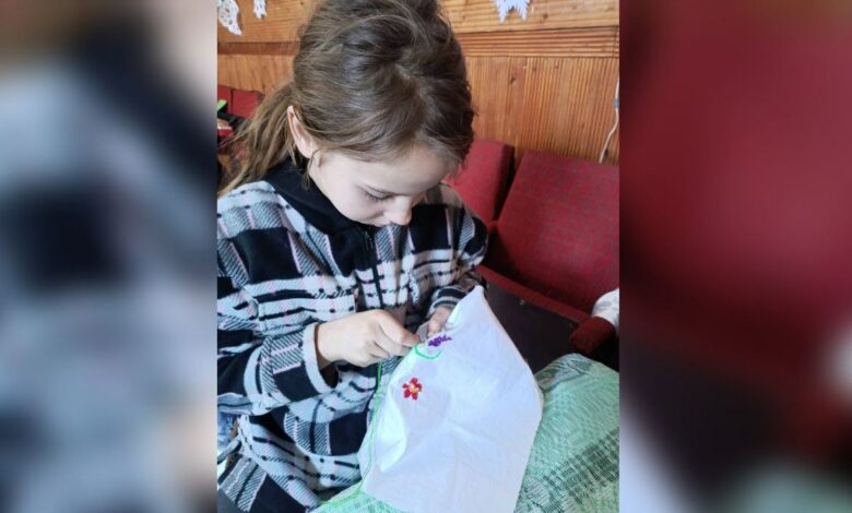 Перші хрестики: в селі на Чернігівщині дітей почали навчати вишиванню (Фото)