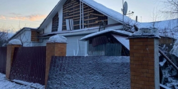 Пошкоджені житлові будинки, ангар та вантажівки: Чернігівщина знову під ворожими обстрілами (Фото)