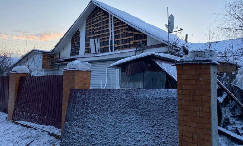 Пошкоджені житлові будинки, ангар та вантажівки: Чернігівщина знову під ворожими обстрілами (Фото)