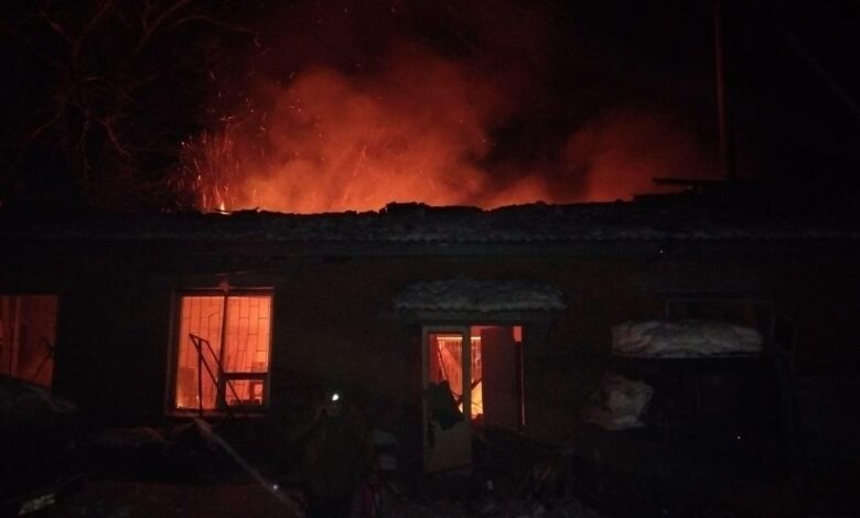 Пошкоджені житлові будинки, ангар та вантажівки: Чернігівщина знову під ворожими обстрілами (Фото)