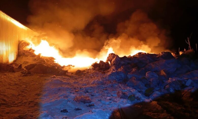 Пошкоджені житлові будинки, ангар та вантажівки: Чернігівщина знову під ворожими обстрілами (Фото)