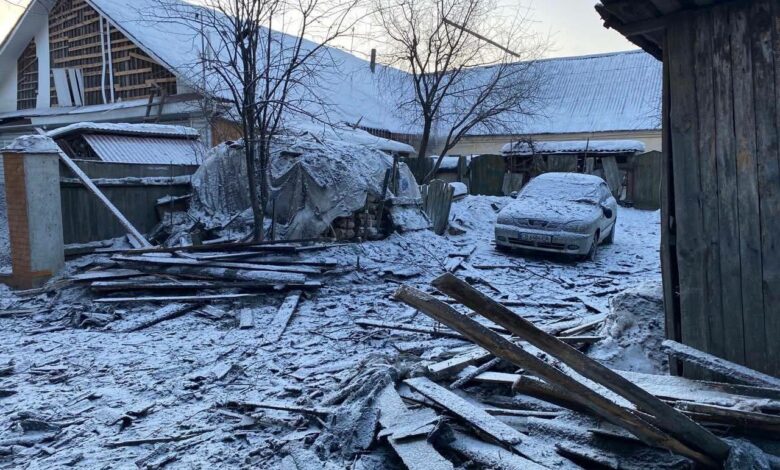 Пошкоджені житлові будинки, ангар та вантажівки: Чернігівщина знову під ворожими обстрілами (Фото)