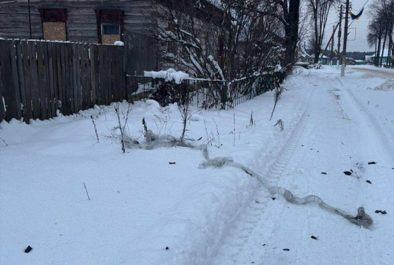Прикордоння під вогнем: ворог знищив легковик FPV-дроном (Фото)
