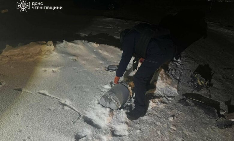 Сапери знищили безпілотник, який упав між житловими будинками в Чернігові (Фото)