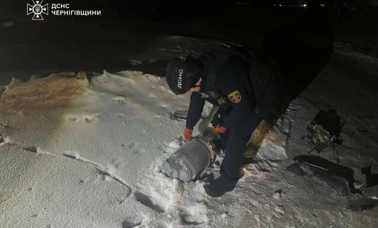 Сапери знищили безпілотник, який упав між житловими будинками в Чернігові (Фото)