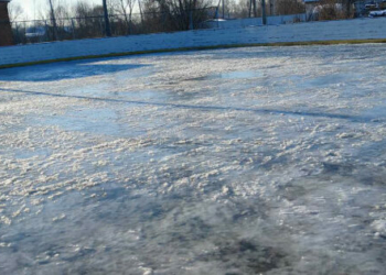 Ще в одному містечку на Чернігівщині заливають льодовий майданчик