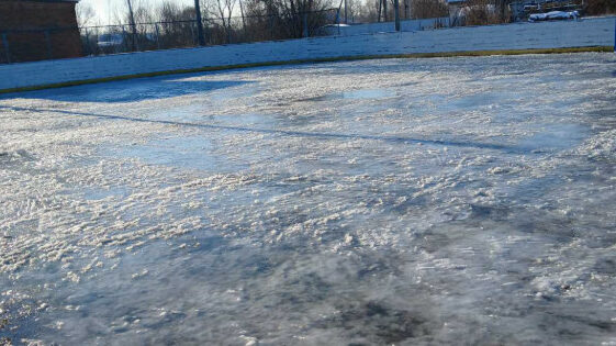 Ще в одному містечку на Чернігівщині заливають льодовий майданчик