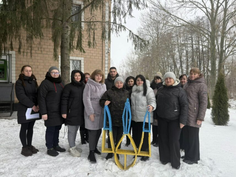 Синьо-жовтий тризуб із гільз стоятиме поблизу сільської ради на Чернігівщині