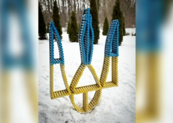 Синьо-жовтий тризуб із гільз стоятиме поблизу сільської ради на Чернігівщині