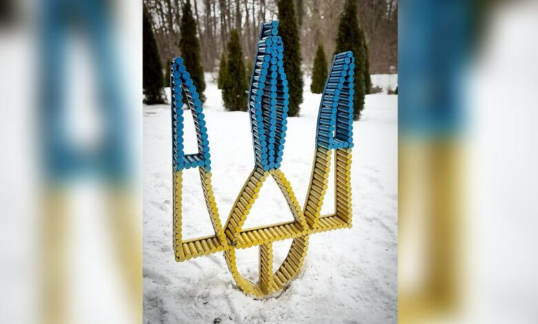 Синьо-жовтий тризуб із гільз стоятиме поблизу сільської ради на Чернігівщині