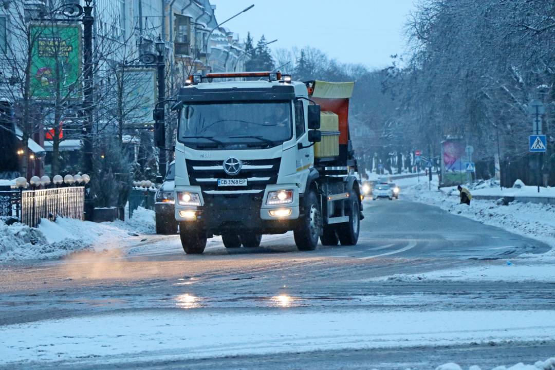 Сніг після дощу: роботи з прибирання в Чернігові вночі та зранку 9 січня