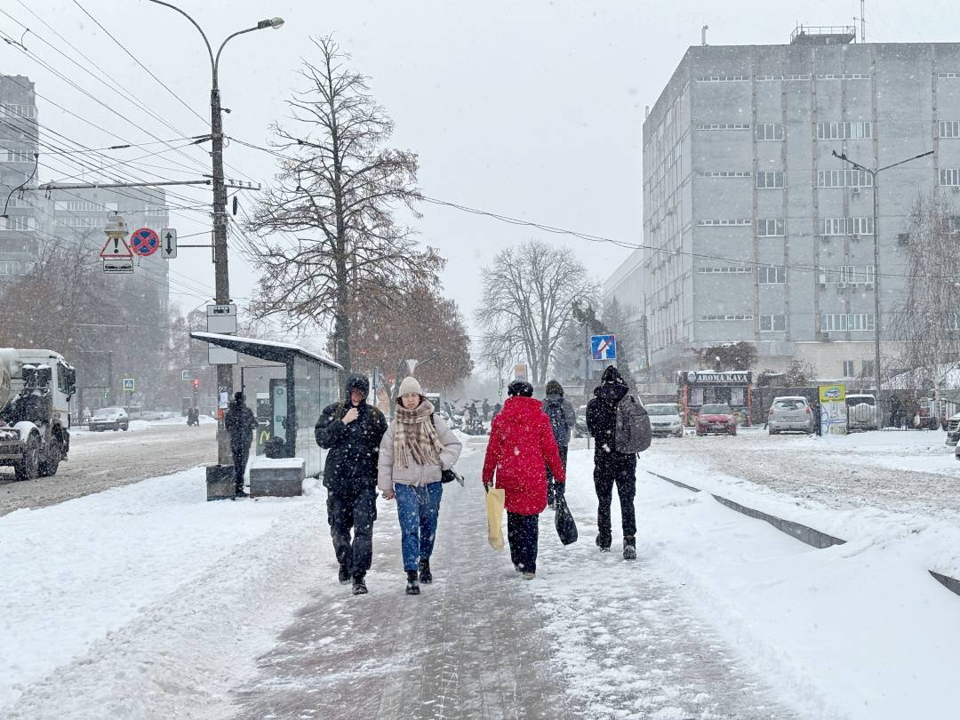 Снігопад у Чернігові: триває прибирання міста