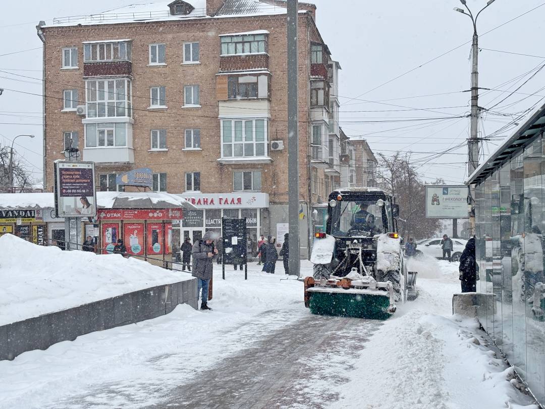 Снігопад у Чернігові: триває прибирання міста