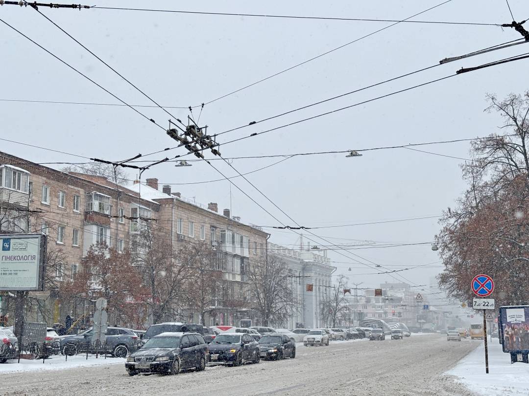 Снігопад у Чернігові: триває прибирання міста