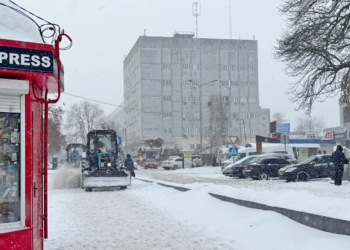 Снігопад у Чернігові: триває прибирання міста